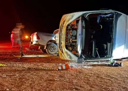Batida violenta faz &ocirc;nibus tombar e deixa v&aacute;rios trabalhadores feridos