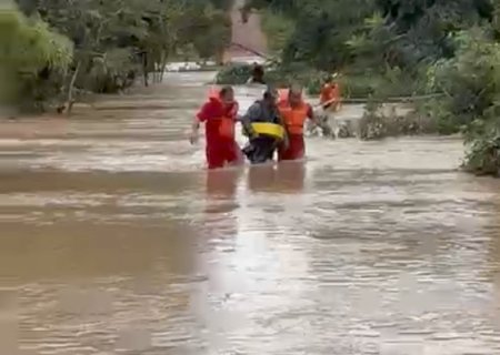 Rio transborda e arrasta caminhonete com quatro pessoas na MS-472