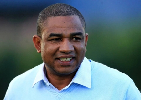 Ainda com técnico interino Santos recebe Bragantino na Vila