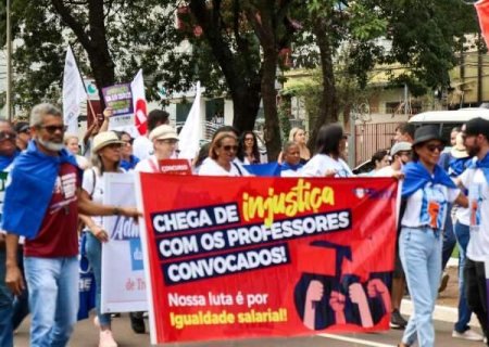 Professores de MS lotam avenida para pedir valoriza&ccedil;&atilde;o da educa&ccedil;&atilde;o p&uacute;blica