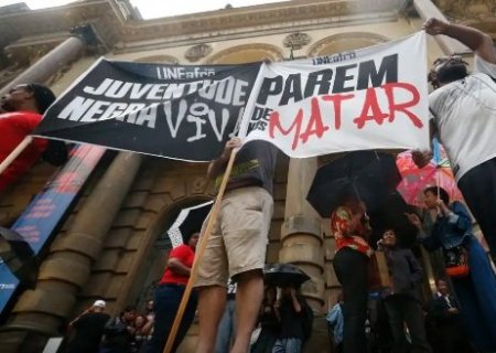 Risco de negro ser vítima de homicídio é 2,7 vezes maior no Brasil