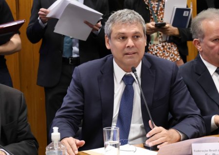 Líder do PT, Lindbergh presta depoimento em inquérito que investiga Eduardo Bolsonaro