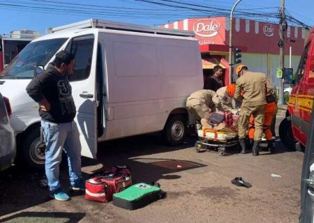 Motorista de minivan &eacute; reanimado por bombeiros ap&oacute;s acidente