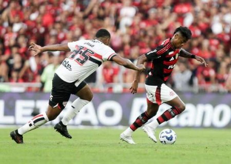 Flamengo vence S&atilde;o Paulo por 2 a 0 e se mant&eacute;m l&iacute;der do Brasileir&atilde;o