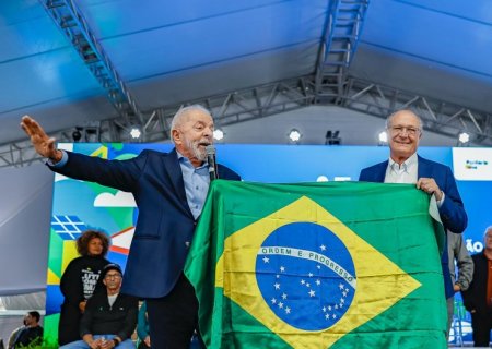 Senador que está nos EUA diz que chegou a hora de Lula ligar para Trump
