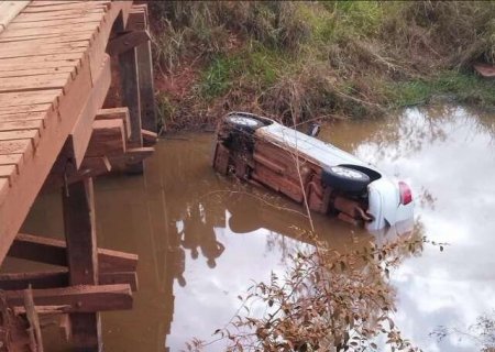 M&atilde;e e filha morrem em acidente ap&oacute;s carro cair no Rio Ivinhema