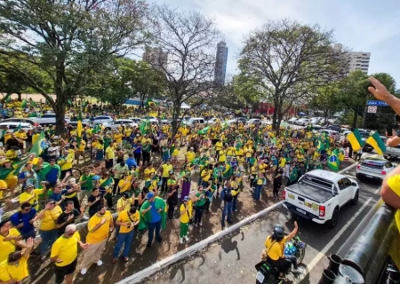 Apoiadores de Bolsonaro lotam a Afonso Pena para pedir liberdade de expressão