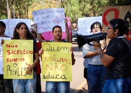 Estudantes exigem demiss&atilde;o de professor condenado por estupro na UFMS