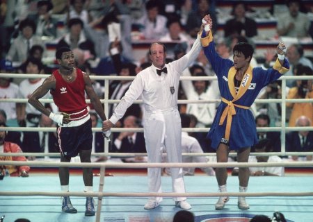 Boxeador americano chora ao receber medalha de ouro olímpica de rival de 1988: 'Fui roubado'