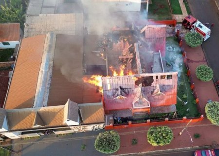 Incêndio destrói sobrado histórico em Rio Brilhante
