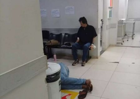 Idoso passa 13 horas em cadeira &agrave; espera de atendimento no Hospital Regional